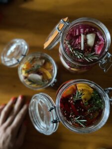 LACTO-FERMENATION-UNE-MÉTHODE-DE-CONSERVATION-SANS-ÉNERGIE-ET-EXCELLENTE-POUR-LA-SANTÉ-green-et-loacal-ecolieu-et-ferme-alternative-green-lab