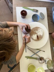 ATELIERS-POTERIE-ART-ATELIER-CRÉATIF-EN-IMMERSION-EN-ECOLIEU-DANS-LE-VAUCLUSE-AU-GREEN-LAB-DE-GREEN-ET-LOCAL