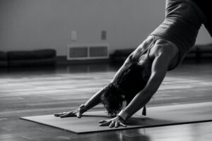 ATELIERS-YOGA-EN-IMMERSION-EN-ECOLIEU-DANS-LE-VAUCLUSE-AU-GREEN-LAB-DE-GREEN-ET-LOCAL