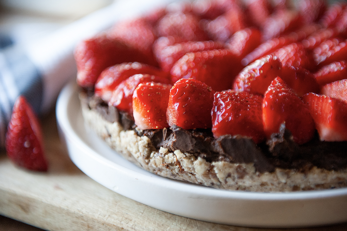 GÂTEAU-CRU-AU-CHOCOLAT-ET-FRUITS-DE-SAISON-POUR-ALLIER-GOURMANDISE-ET-SANTÉ-CUICINER-CRU-SUR-L-ECOLIEU-)DU-GREEN-LAB-VAUCLUSE-SEJOURS-NATURE-ET-ECOLOGIE