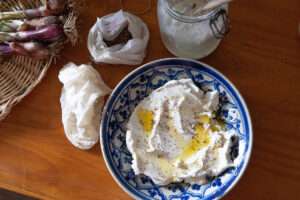 Recette-du-Labneh-ou-labné- un-fromage-frais-de-la-cuisine-syrienne-israelienne-palestinienne-de- l-Est-méditerranéen